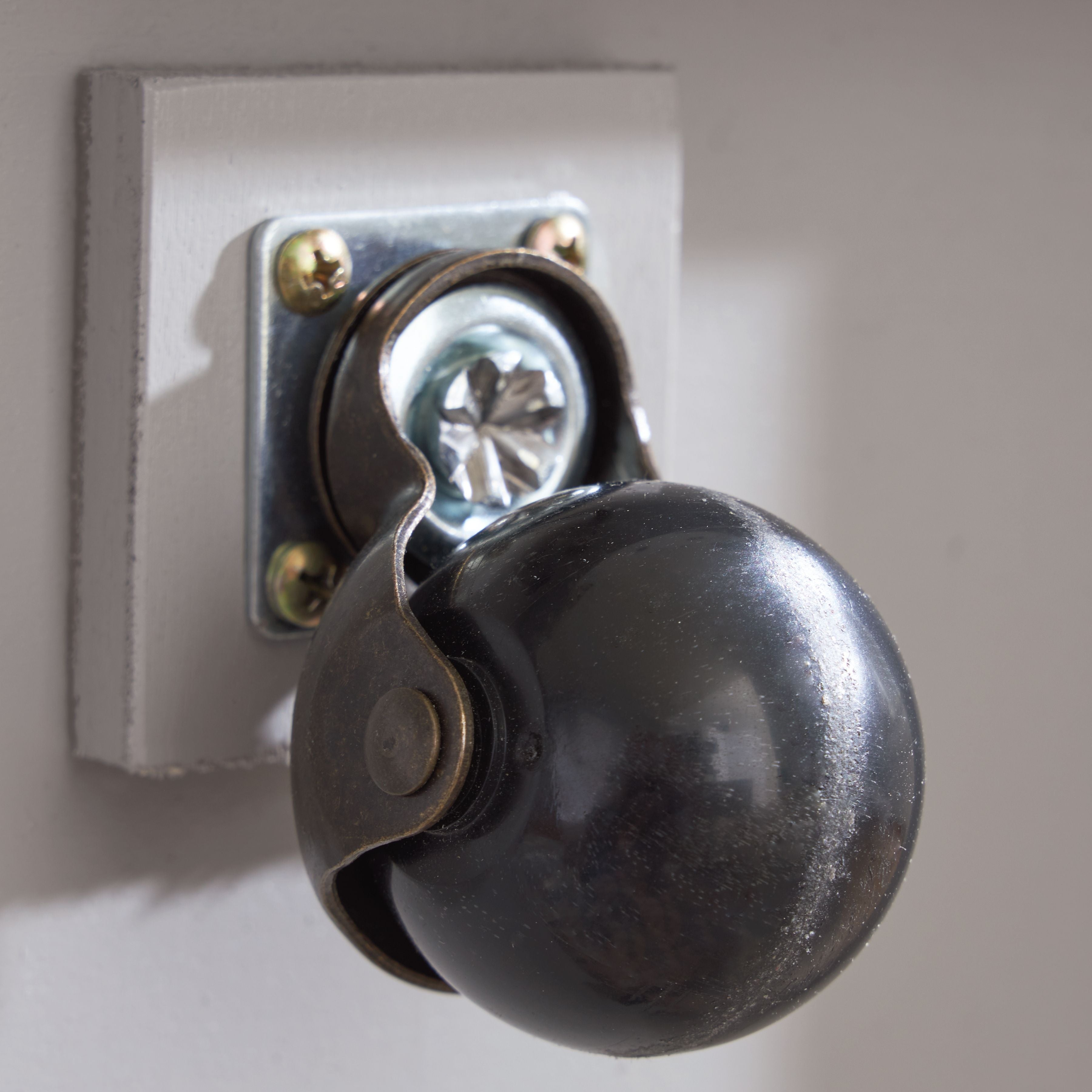 Loyaska - Lift Top Cocktail Table - Grayish Brown / White