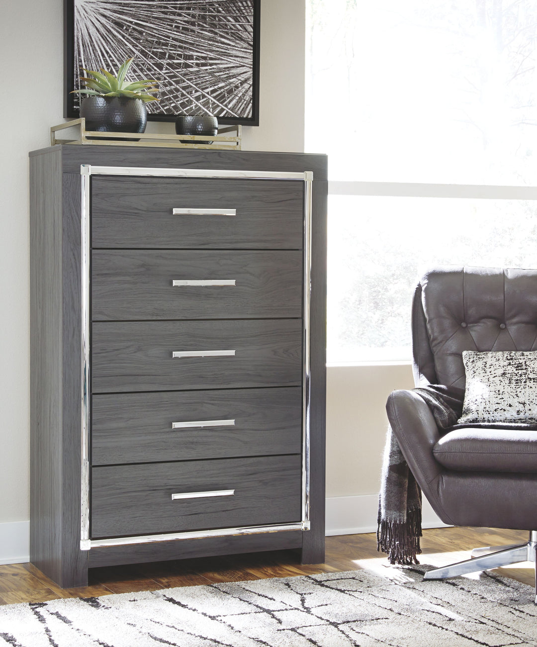 Lodanna - Gray - Five Drawer Chest