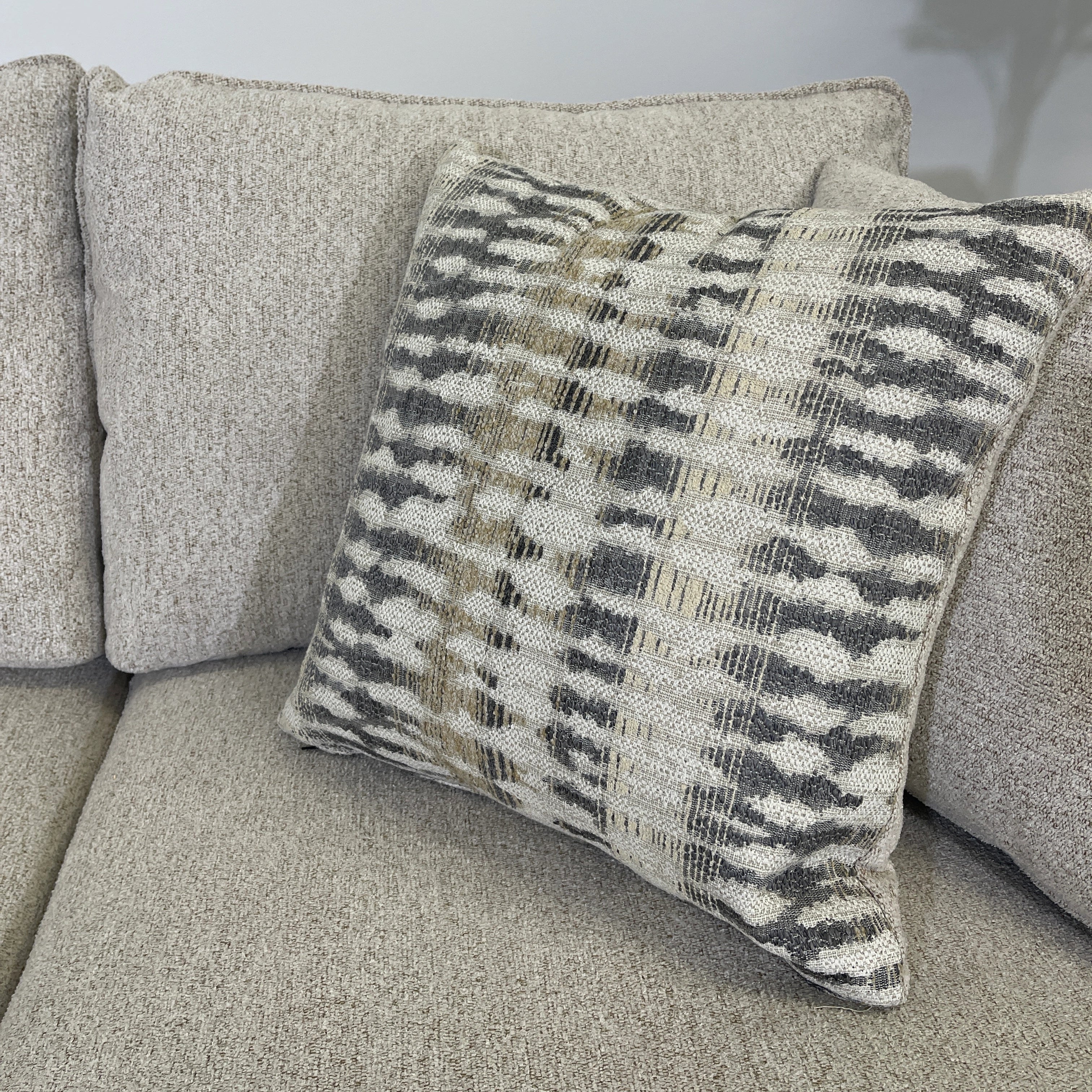 sectional toss pillow detail, interior design looks